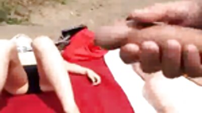 Latina ម្នាក់​មាន​ស្នាម​សាក់​លើ​ pussy របស់​នាង​នៅ​ខាងក្រោយ​ឡាន​